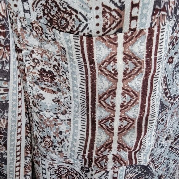 BKE Boutique printed chiffon tab sleeve blouse Large - Picture 4 of 8